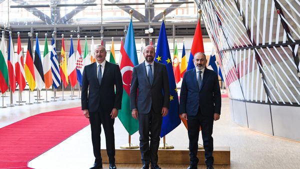 Հայաստանի Հանրապետության վարչապետ Նիկոլ Փաշինյանը, Եվրոպական խորհրդի նախագահ Շառլ Միշելը և Ադրբեջանի Հանրապետության նախագահ Իլհամ Ալիևը - Sputnik Արմենիա