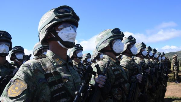 Военнослужащие из КНР во время торжественного открытия ежегодных стратегических командно-штабных учений Восток-2022 на полигоне Сергеевский в Приморском крае - Sputnik Армения