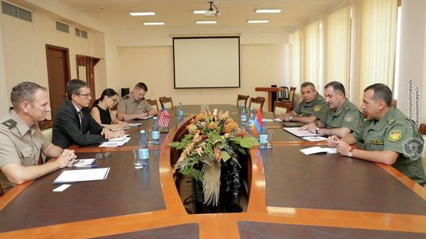 Первый замминистра обороны Генерального штаба ВС генерал-майор Эдуард Асрян принял временного поверенного в делах посольства США в РА, заместителя посла Чипа Лейтинена и военного атташе посольства. Полковник Грегори Пайпса (31 августа 2022). Еревaн - Sputnik Армения