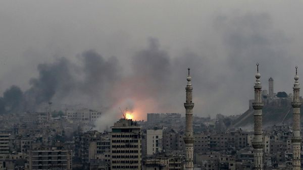 Огненный шар поднимается после авиаудара сирийской правительственной авиации по позициям повстанцев в восточных районах Алеппо (5 декабря 2016) Сирия - Sputnik Армения
