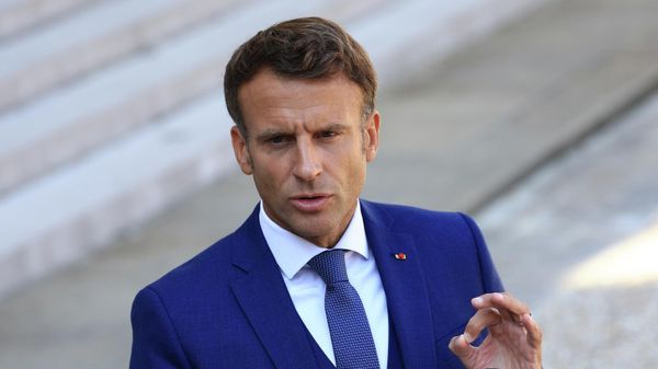 Президент Франции Эммануэль Макрон жестикулирует в беседе с журналистами во время пресс-конференции (29 августа 2022). Париж - Sputnik Армения
