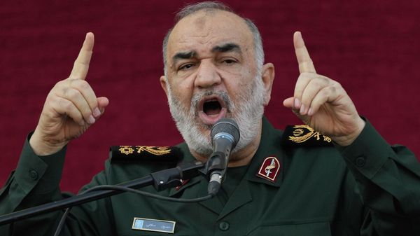 Командир военизированной Революционной гвардии Ирана генерал Хоссейн Салами выступает во время церемонии похорон пяти гвардейцев, убитых в Сирии (4 августа 2022). Тегеран - Sputnik Армения