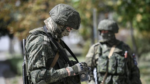 Военнослужащие ВС РФ замеряют уровень радиации на Запорожской АЭС в Энергодаре - Sputnik Армения