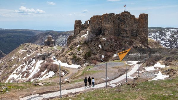 Туристы у крепости Амберд - Sputnik Արմենիա
