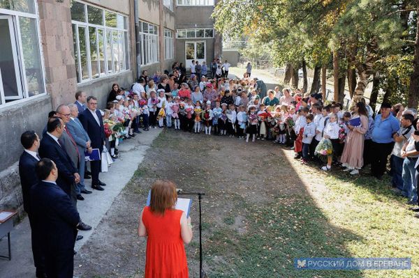 Дети 1-го сентября в молоканском селе Фиолетово Дети 1-го сентября в молоканском селе Фиолетово - Sputnik Армения