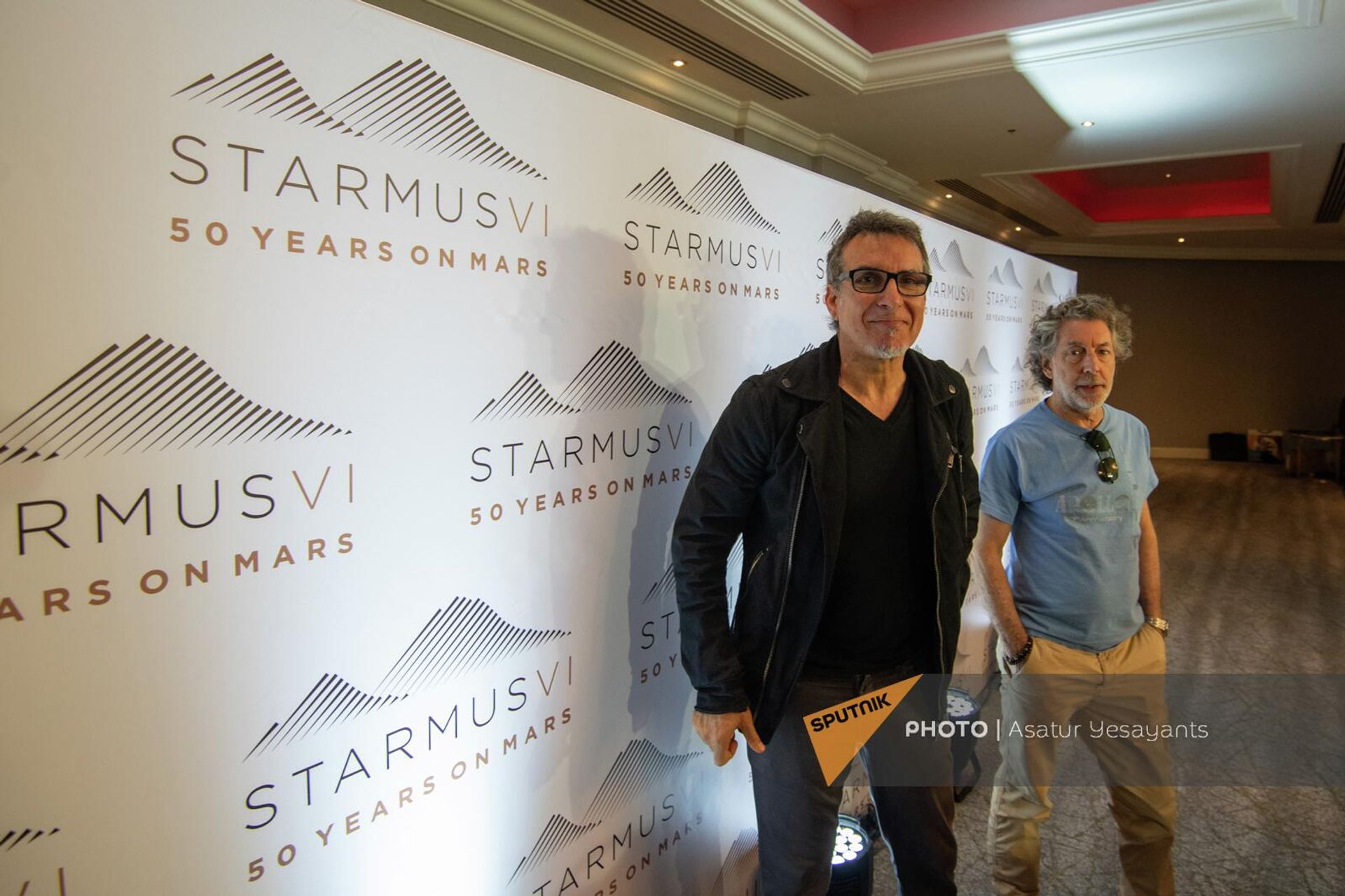 Дерек Ширинян и Саймон Филипс на пресс-конференции фестиваля STARMUS (2 сентября 2022). Еревaн - Sputnik Արմենիա, 1920, 02.09.2022