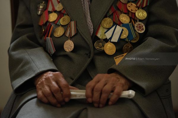 Руки одного из ветеранов ВОВ на церемонии чествования ветеранов Великой Отечественной войны и торжественного вручения фотопортретов Лица Великой Победы (2 сентября 2022). Еревaн Руки одного из ветеранов ВОВ на церемонии чествования ветеранов Великой Отечественной войны и торжественного вручения фотопортретов Лица Великой Победы (2 сентября 2022). Еревaн - Sputnik Армения