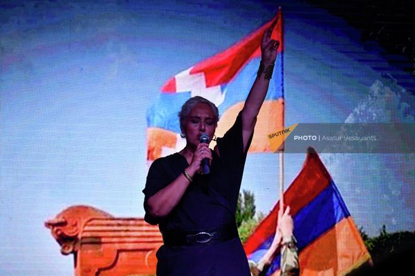 На очередном митинге движения "Сопротивление" выступила певица Шушан Петросян. - Sputnik Армения
