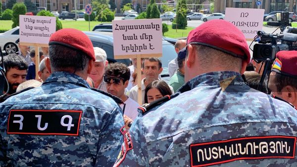 Акция протеста перед зданием городской администрации (5 сентября 2022). Еревaн - Sputnik Армения