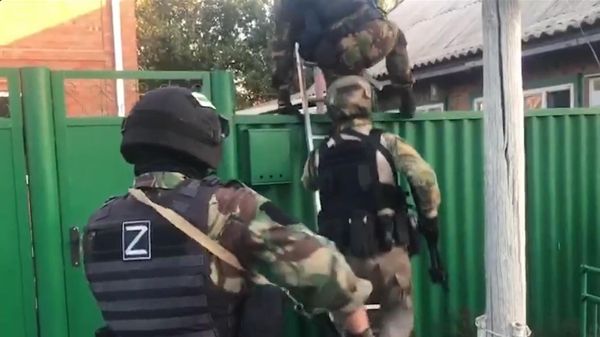 Кадры задержания и обыска у сторонников запрещенного Колумбайна и движения Маньяки; культ убийств. - Sputnik Армения