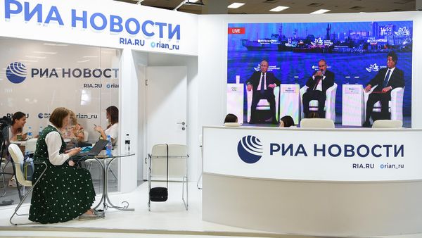 Трансляция на стенде РИА Новости пленарного заседания Восточного экономического форума (7 сентября 2022). Владивосток - Sputnik Армения