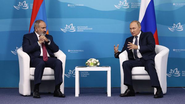 Встреча премьер-министра Армении Никола Пашиняна и президента РФ Владимира Путина на полях VII Восточного экономического форума (7 сентября 2022). Владивосток - Sputnik Армения