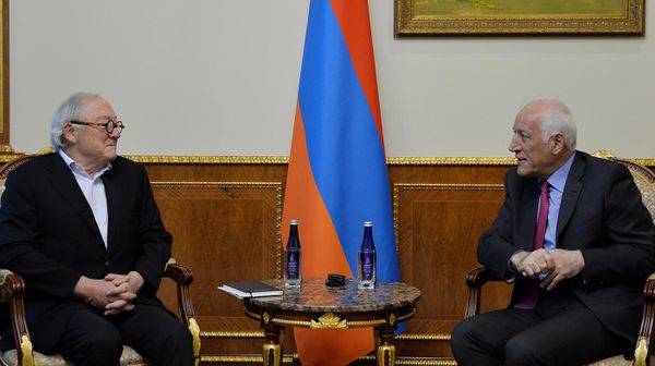 Президент Ваагн Хачатурян принял бывшего гендиректора Европейского космического агентства Жана Жака Дордена (7 сентября 2022). Еревaн - Sputnik Армения