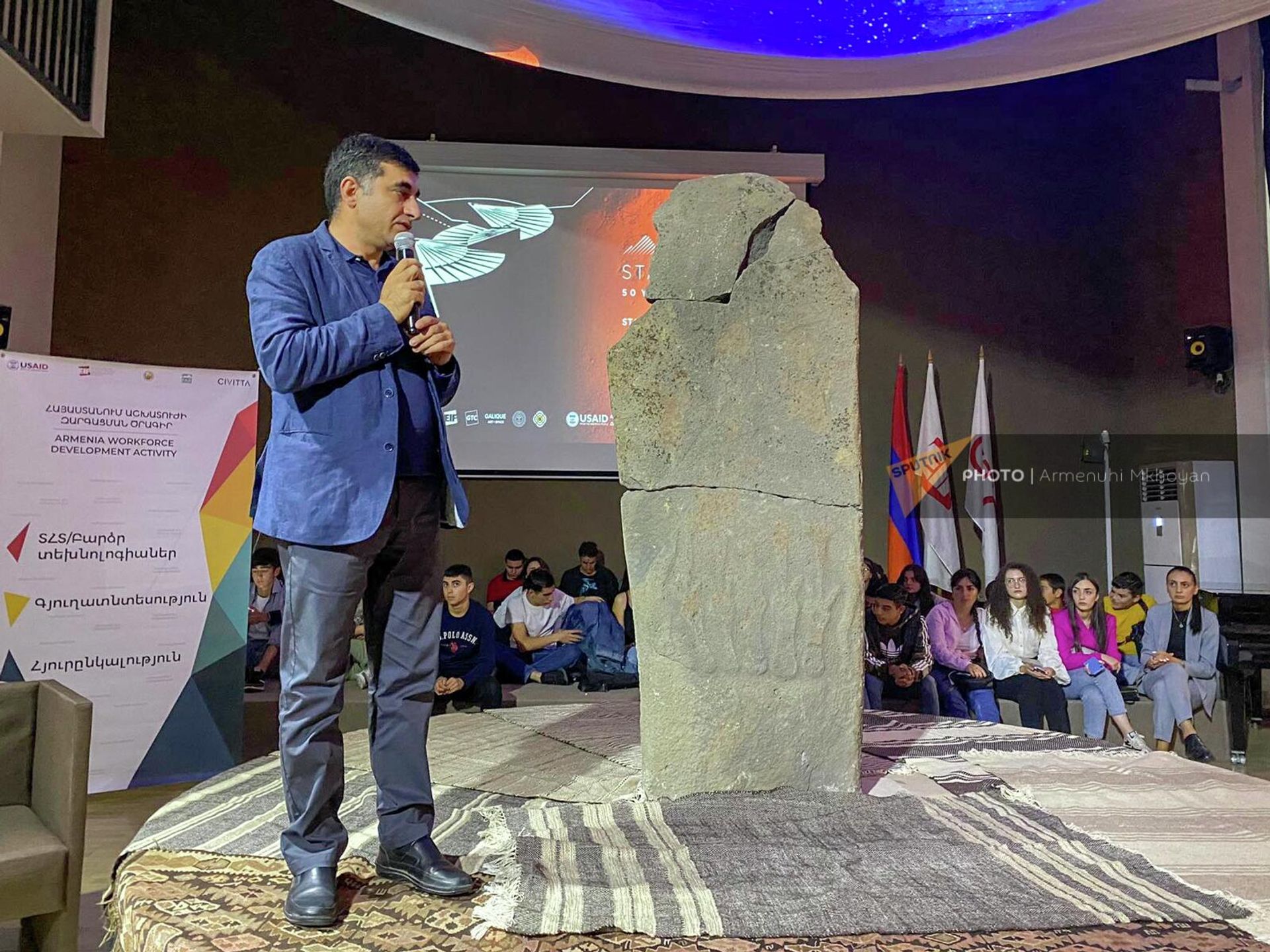 Археолог Арсен Бобохян выступает во время проекта STARMUS VI x co-creating the future (8 сентября 2022). Гюмри - Sputnik Արմենիա, 1920, 08.09.2022