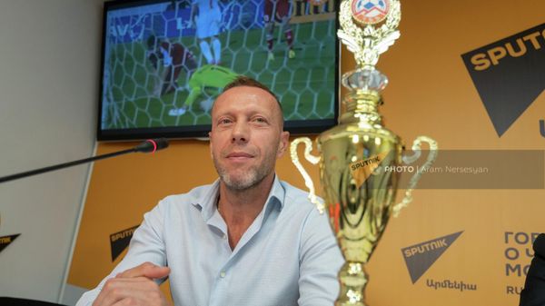 Роман Березовский на пресс-конференции Роман Березовский. Часовой у футбольных ворот страны (9 сентября 2022). Еревaн - Sputnik Армения