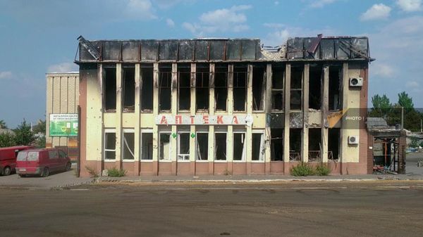Попавшее под обстрел здание аптеки в Волновахе - Sputnik Армения