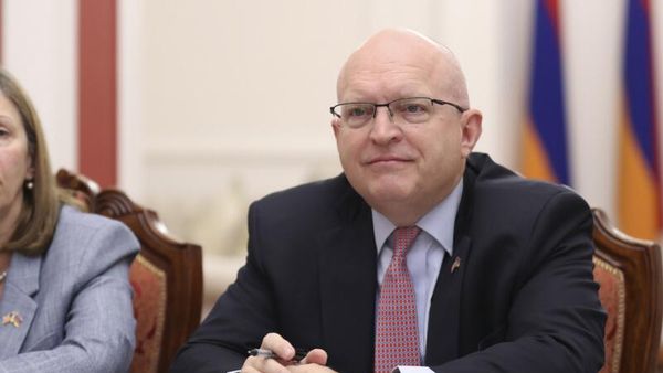 Заместитель председателя НС РА Рубен Рубинян принял новоназначенного сопредседателя Минской группы ОБСЕ от США, старшего советника по Кавказским переговорам Филиппа Рикера (10 сентября 2022). Еревaн - Sputnik Армения