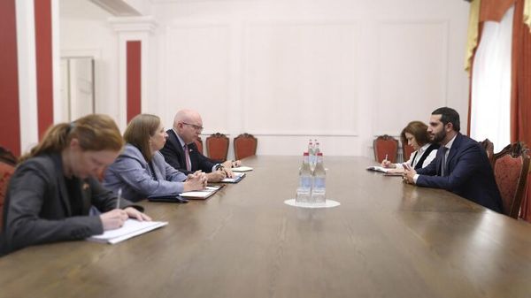 Заместитель председателя НС РА Рубен Рубинян принял новоназначенного сопредседателя Минской группы ОБСЕ от США, старшего советника по Кавказским переговорам Филиппа Рикера (10 сентября 2022). Еревaн - Sputnik Армения