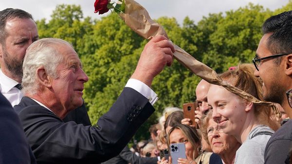 Люди дарят розу королю Великобритании Карлу III у Букингемского дворца после смерти королевы Елизаветы II (9 сентября 2022). Лондон - Sputnik Армения