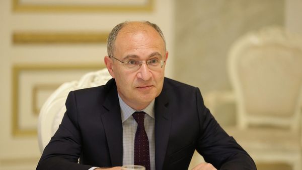 Председатель Консервативной партии Микаeл Айрапетян на встрече с и.о. премьер-министра Армении (23 июня 2021). Еревaн - Sputnik Армения