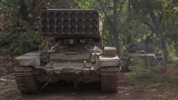 Так выглядит боевая работа расчетов тяжелых огнеметных системам ТОС- 1А «Солнцепек» - Sputnik Армения