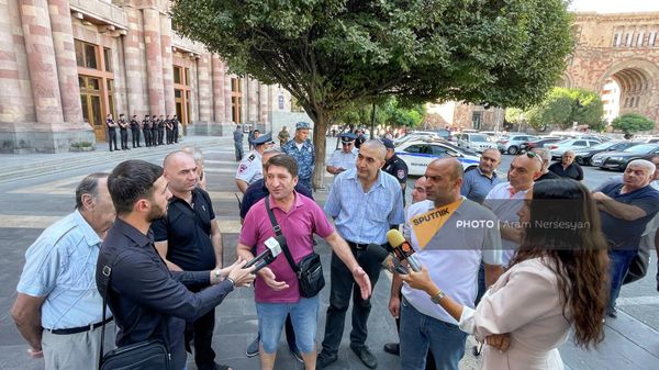 Акция торговцев т.ц Петак у здания правительства на площади Республики (12 сентября 2022). Еревaн - Sputnik Армения