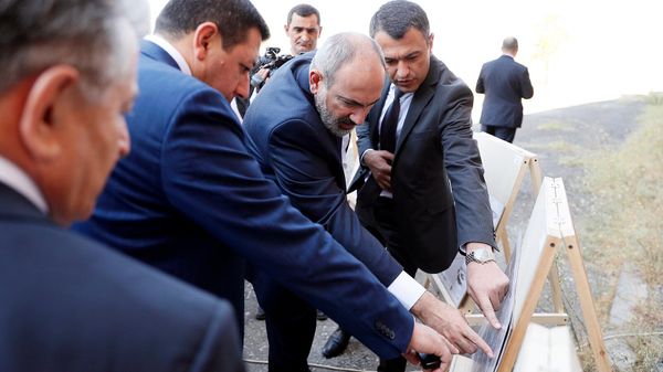Премьер-министр Никол Пашинян посетил Институт физических исследований НАН РА, где обсуждалась концепция академического города (12 сентября 2022). Аштарак  - Sputnik Армения