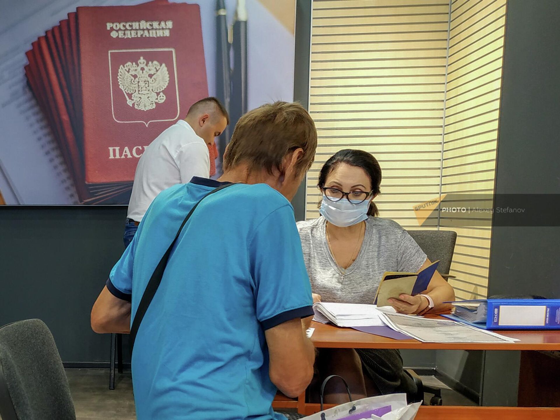 Мужчина оформляет документы на получение российского паспорта в Бердянске - Sputnik Армения, 1920, 12.09.2022