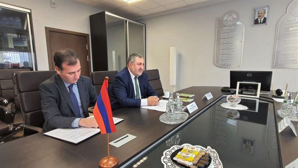 Посол Армении в Беларуси Размик Хумарян встретился с министром лесного хозяйства, председателем белорусской части Межправительственной Армяно-Белорусской комиссии по торгово-экономическому сотрудничеству Александром Куликом (12 сентября 2022). Минск - Sputnik Армения