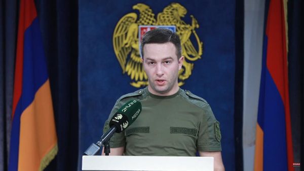 Пресс-секретарь Министерства обороны Арам Торосян проводит экстренный брифинг по ситуации на армяно-азербайджанской границе (13 сентября 2022). Еревaн - Sputnik Армения