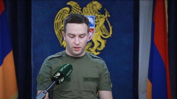 Пресс-секретарь Министерства обороны Арам Торосян проводит экстренный брифинг по ситуации на армяно-азербайджанской границе (13 сентября 2022). Еревaн - Sputnik Армения