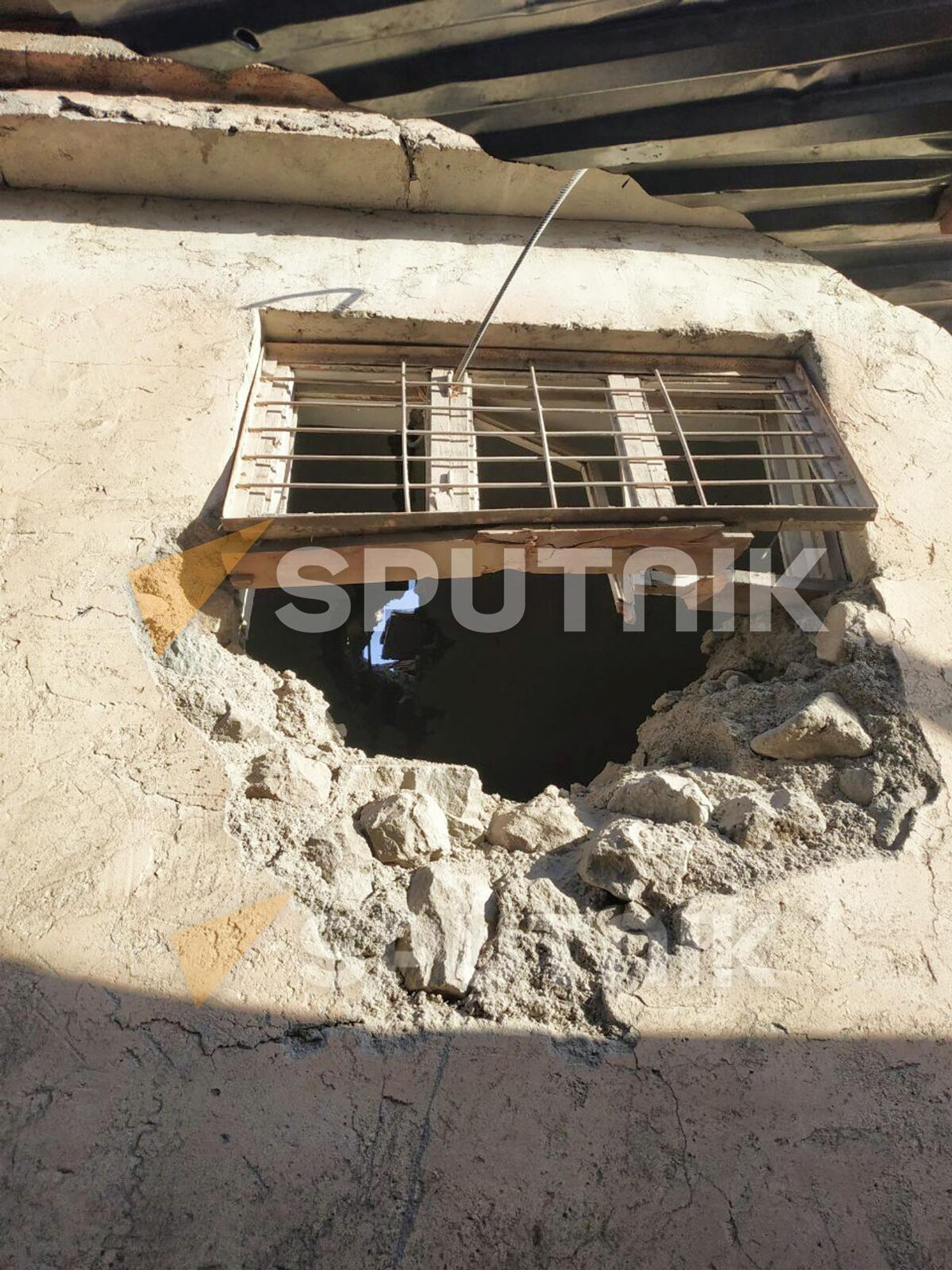 В селе Карашен снаряд Града пробил крышу и стену дома местного зала торжеств.  - Sputnik Արմենիա, 1920, 13.09.2022