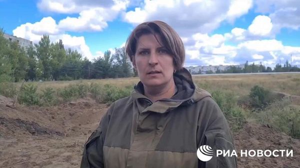 Жители Рубежного в ЛНР ищут своих погибших родственников в массовых захоронениях - Sputnik Армения