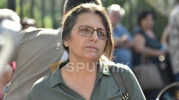 Карин Тоноян на акции протеста у здания Парламента (13 сентября 2022). Еревaн - Sputnik Армения