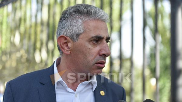 Эдгар Казарян на акции протеста у здания Парламента (13 сентября 2022). Еревaн - Sputnik Армения