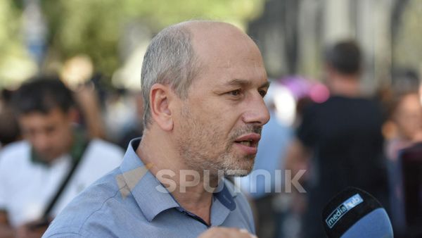 Гегам Назарян на акции протеста у здания Парламента (13 сентября 2022). Еревaн - Sputnik Армения
