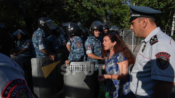 Акция протеста у здания Национального собрания (14 сентября 2022). Еревaн - Sputnik Армения