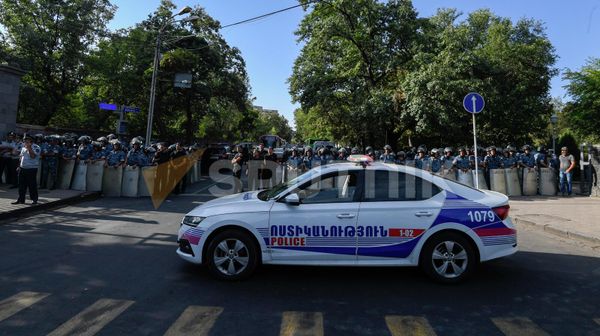 Акция протеста у здания Национального собрания (14 сентября 2022). Еревaн - Sputnik Армения