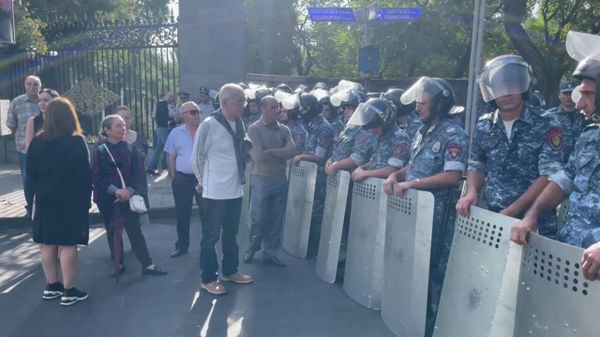 Участники акции намерены взять в кольцо здание Национального собрания - Sputnik Армения