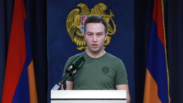 Пресс-секретарь Министерства обороны Арам Торосян проводит брифинг по ситуации на армяно-азербайджанской границе (14 сентября 2022). Еревaн - Sputnik Армения