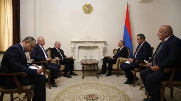 Секретарь Совбеза Армен Григорян встретился с российским сопредседателем МГ ОБСЕ, спецпредставителем главы МИД России по вопросам улучшения отношений между Арменией и Азербайджаном Игорем Ховаевым (13 сентября 2022). Еревaн - Sputnik Армения