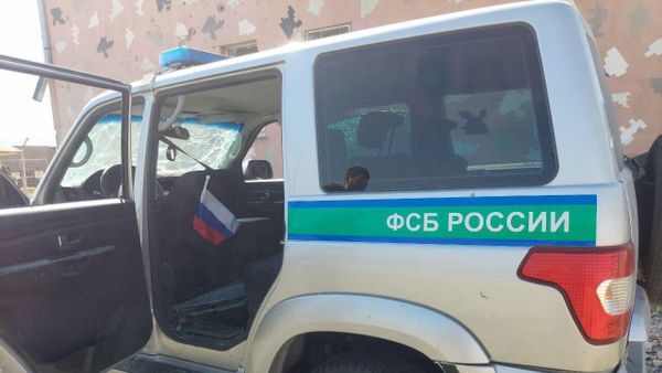 Попавший под обстрел автомобиль ФСБ РФ - Sputnik Армения