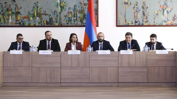 Հ ԱԳ նախարար Արարատ Միրզոյանը` Հայաստանում հավատարմագրված դիվանագիտական ներկայացուցչությունների ղեկավարների հետ հանդիպմանը - Sputnik Արմենիա