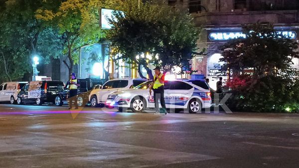Полицейские машинами перекрыли улицу Амиряна (14 сентября 2022). Еревaн - Sputnik Армения