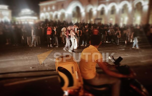 Пока молодежь занималась помощью, оппозиция проводила митинги - Sputnik Армения