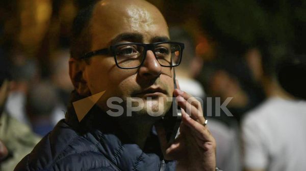 Айк Мамиджанян во время митинга с требованием импичмента премьеру перед зданием парламента на проспекте Баграмяна (14 сентября 2022). Еревaн - Sputnik Армения