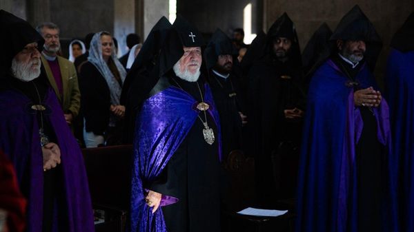 Католикос Гарегин II в часовне-баптистерии Святого Ованнеса Крестителя и Святого Вардана Первопрестольного провел частную молитву за мир и армянскую армию (15 сентября 2022). Эчмиадзин - Sputnik Армения