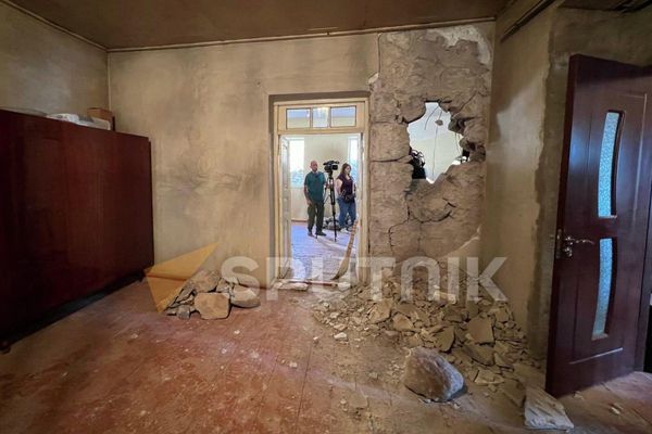 Разрушенные азербайджанскими обстрелами дома в сюникском селе Веришен - Sputnik Армения