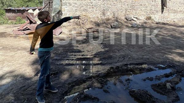 Разрушенные азербайджанскими обстрелами дома в сюникском селе Веришен - Sputnik Армения
