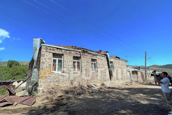 Разрушенные азербайджанскими обстрелами дома в сюникском селе Веришен - Sputnik Армения